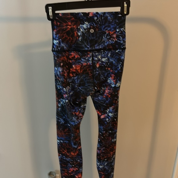 Lululemon wunder under leggings dark floral size 4 28” - Picture 2 of 4